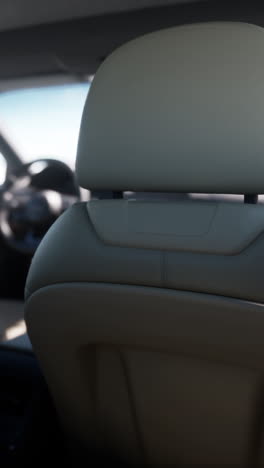 cerca del asiento trasero de un coche
