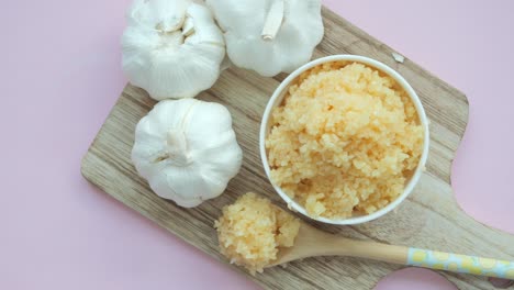 Close-up-of-minced-garlic-on-a-wooden-spoon-,