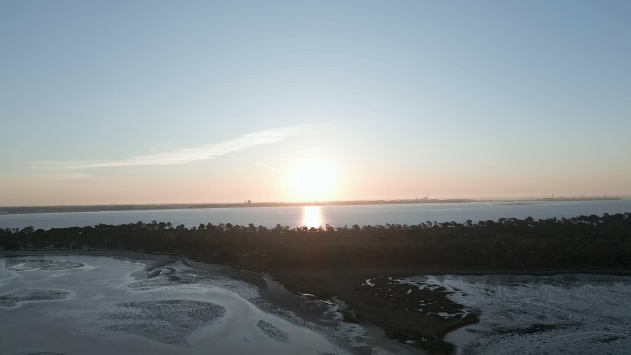 포르투갈 의 세투발 근처 에 있는 사도 강 위 의 해가 뜨는 장면