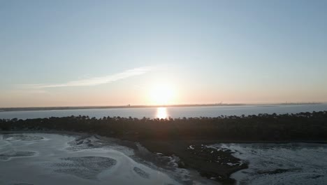 vista aérea del amanecer sobre el río sado en cámara lenta cerca de setúbal, portugal