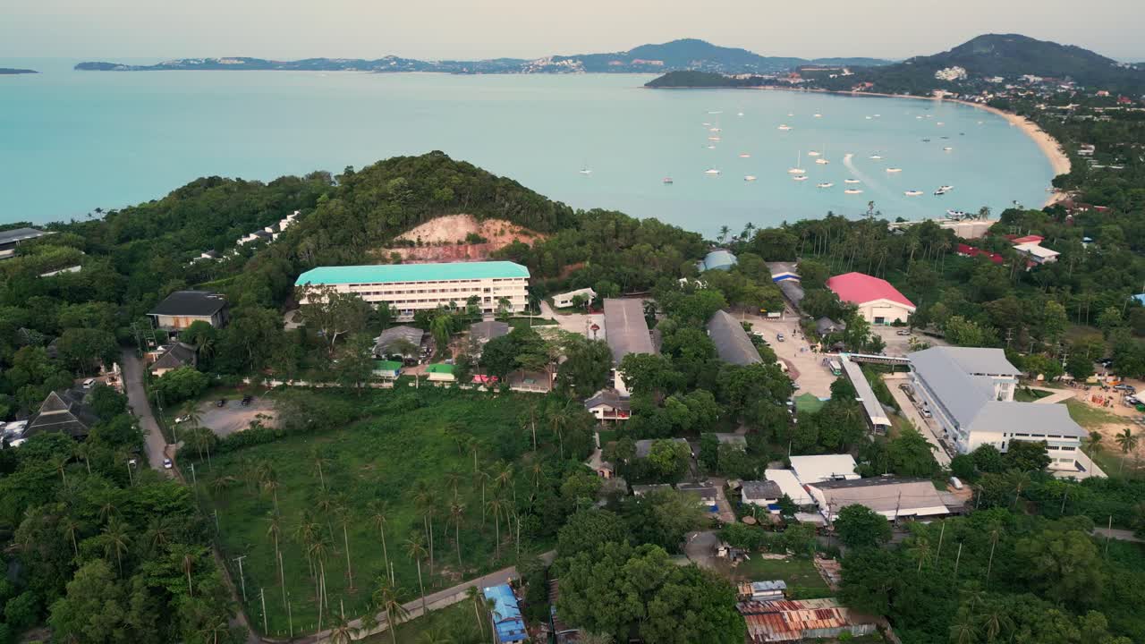 열대 해안선과 은 물을 특징으로하는 코 사무이의 메이  해변의 정적 뷰를 구축하는 항공