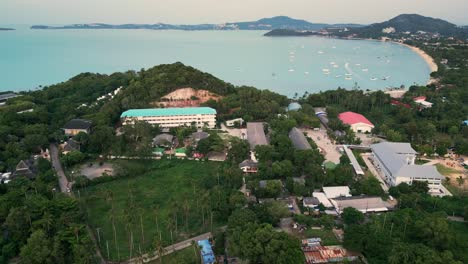 vista aérea estableciendo estática de la playa de mae nam en koh samui, con costas tropicales y aguas claras con barcos en la bahía