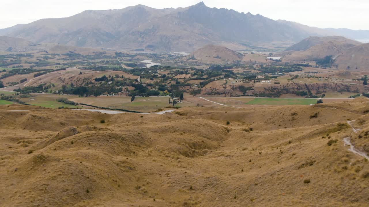revelación panorámica de la montaña icónica desde el otro lado del valle