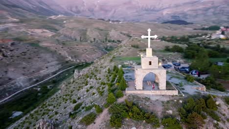 el hombre visita la antigua cruz de cedros en bsharri con el valle de kadisha en el líbano