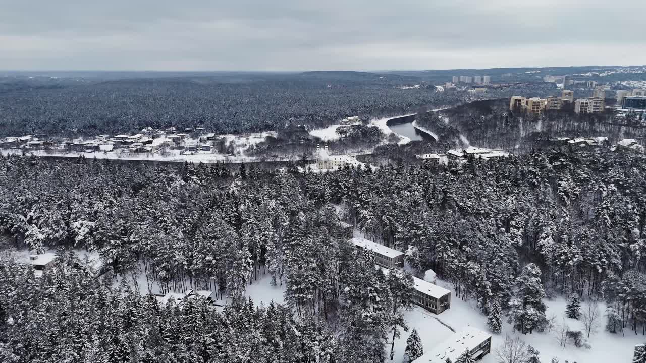 빌니우스 리투아니아의 숲 속 언덕에 숨겨진 고립된 신성한 수도원