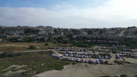 estacionamiento en la playa de papudo, región de valparaíso, país de chile