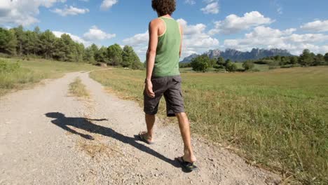 hombre caminando 0