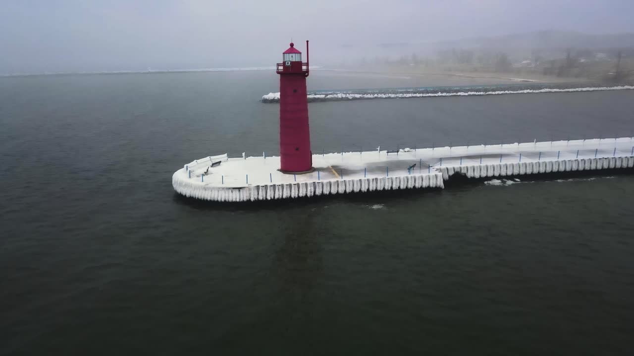 el faro de cabeza de playa en el canal muskegon
