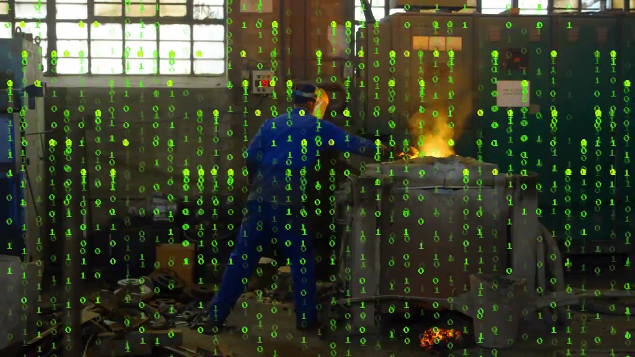 Reaccionando a las chispas, trabajador de fundición con mono azul inclinándose, ajustando metal fundido del horno con una varilla