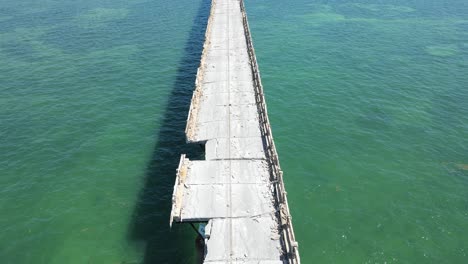 Primer-Viaje-Aéreo-Por-El-Antiguo-Puente-Ferroviario-De-Bahia-Honda-En-Los-Cayos-De-Florida,-Florida,-Ee.uu.