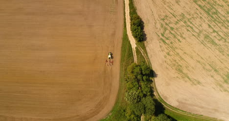 Vista-Aérea-Del-Campo-Arado-Del-Tractor