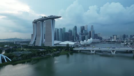 Toma-Aérea-De-La-Zona-De-Marina-Bay-Sands-De-Singapur.