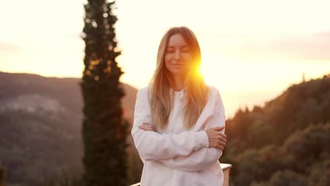 Porträt-Einer-Blonden-Frau,-Die-Berge-Im-Blendenfleck-Genießt