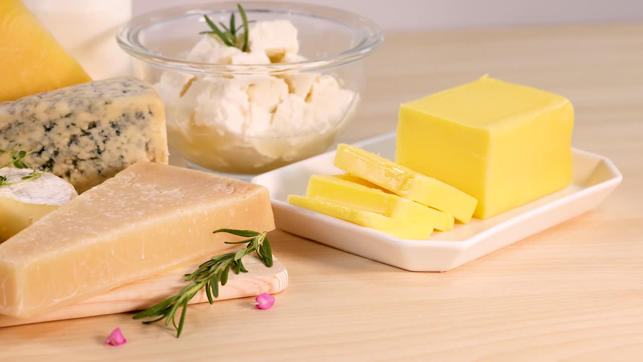 색 배경 에 배열 된 여러 가지 유제품