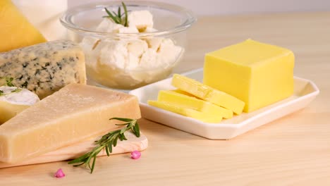 varios productos lácteos dispuestos sobre un fondo blanco