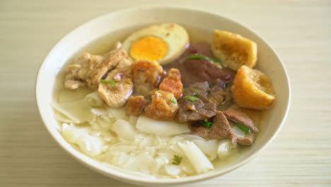 Paste-Aus-Reismehl-Oder-Gekochtes-Chinesisches-Nudelquadrat-Mit-Schweinefleisch-In-Klarer-Suppe