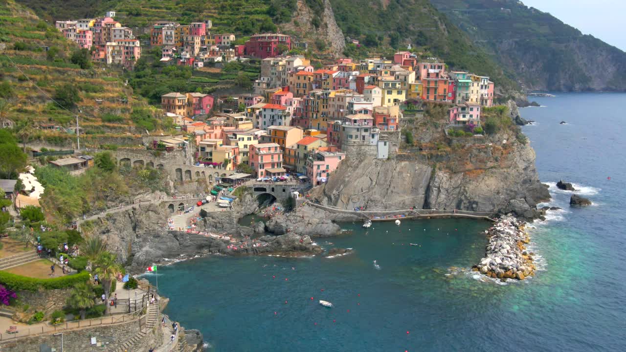riprese aeree 4k di manarola, cinque terre in italia