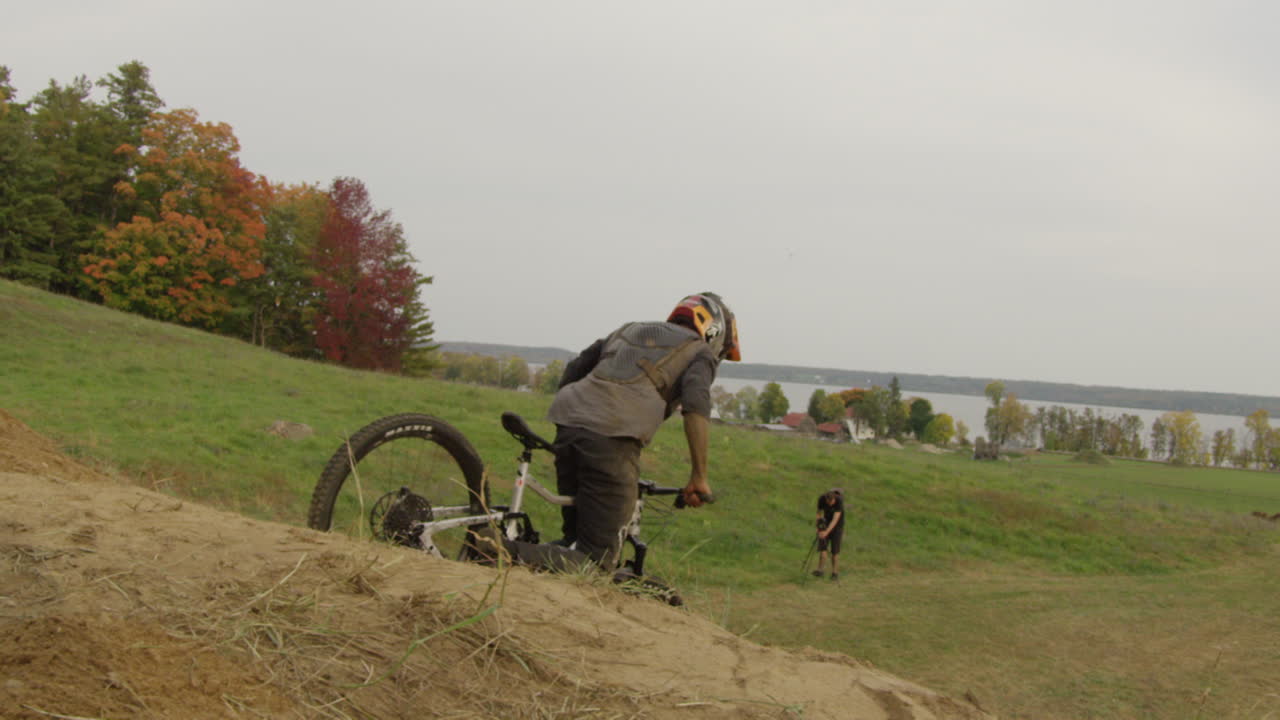 Sport estremi: Schianto - Backflip in slow motion con rampa in mountain bike su sterrato.