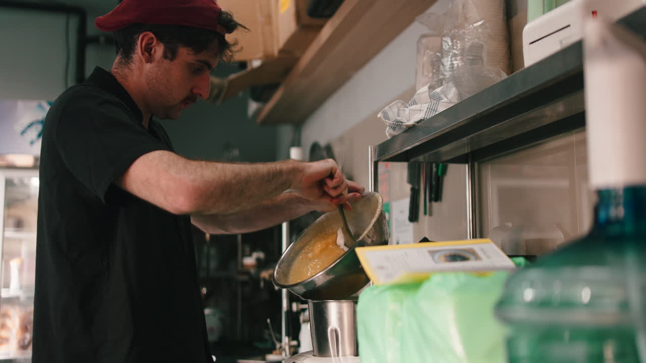 hombre cocinando en la cocina