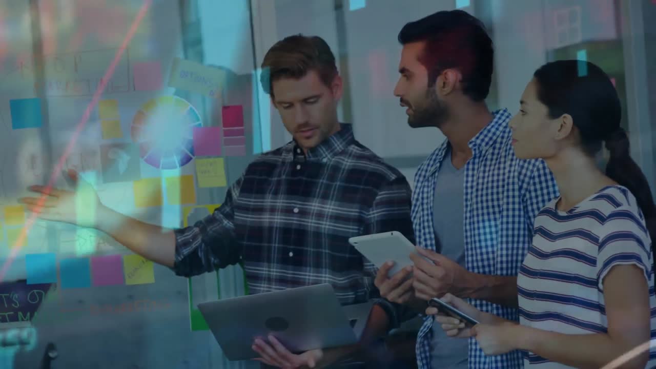 animación del procesamiento de datos financieros sobre diversas personas de negocios que hacen lluvia de ideas en la oficina.