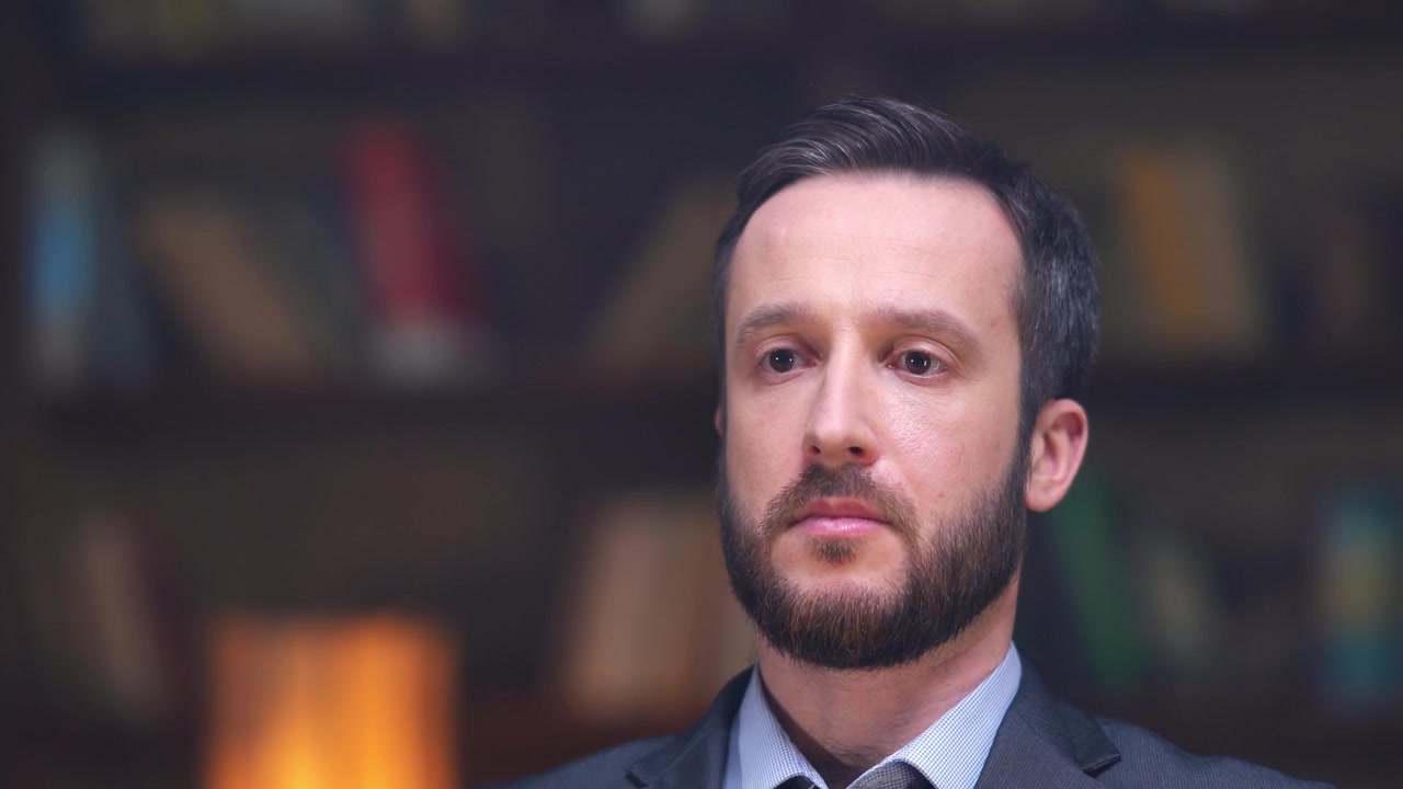 Uomo d'affari serio assorto nei pensieri apre gli occhi