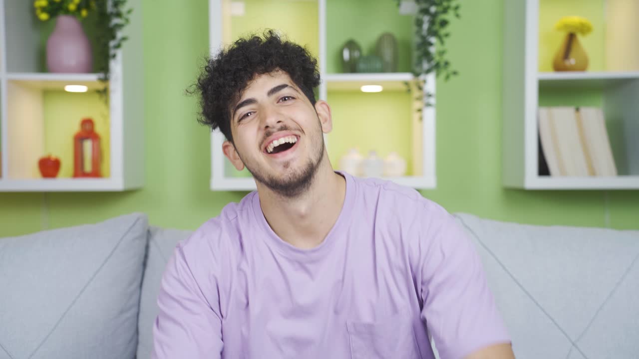 el joven que ríe se alegra.