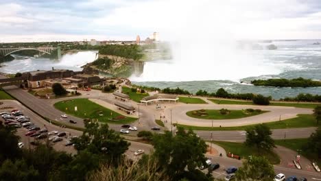 vuelo aéreo bajo hacia las cataratas del niágara