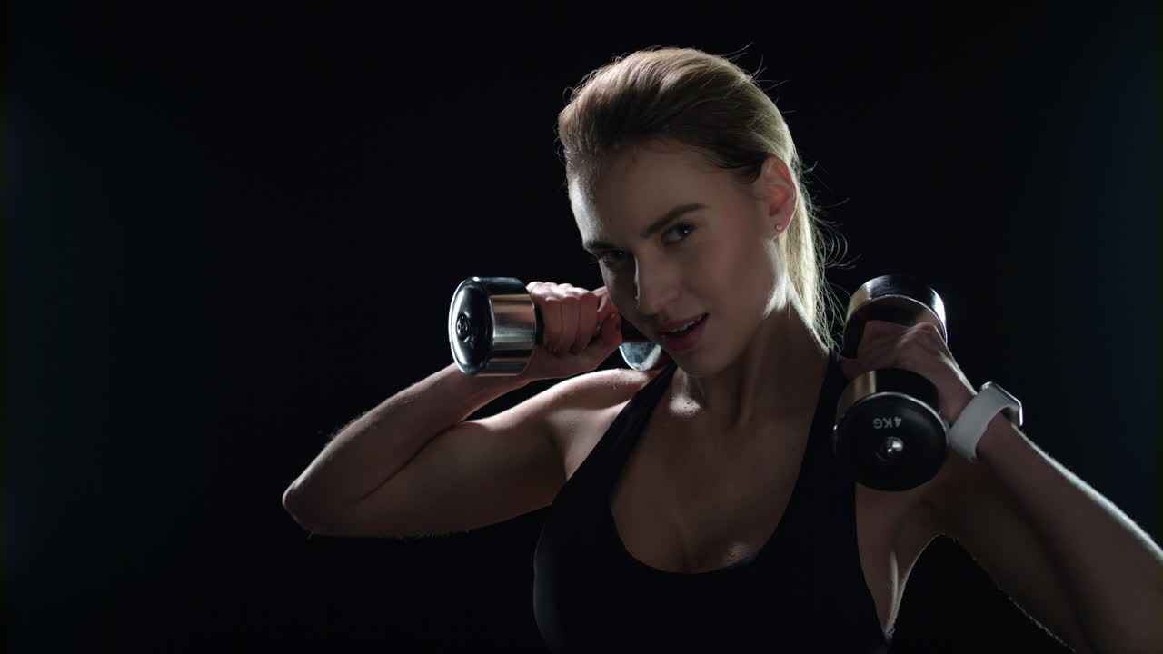 여자 피트니스 덤벨 훈련