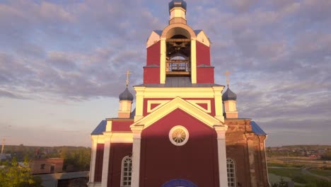 vista aérea de una iglesia ortodoxa rusa al amanecer o al atardecer