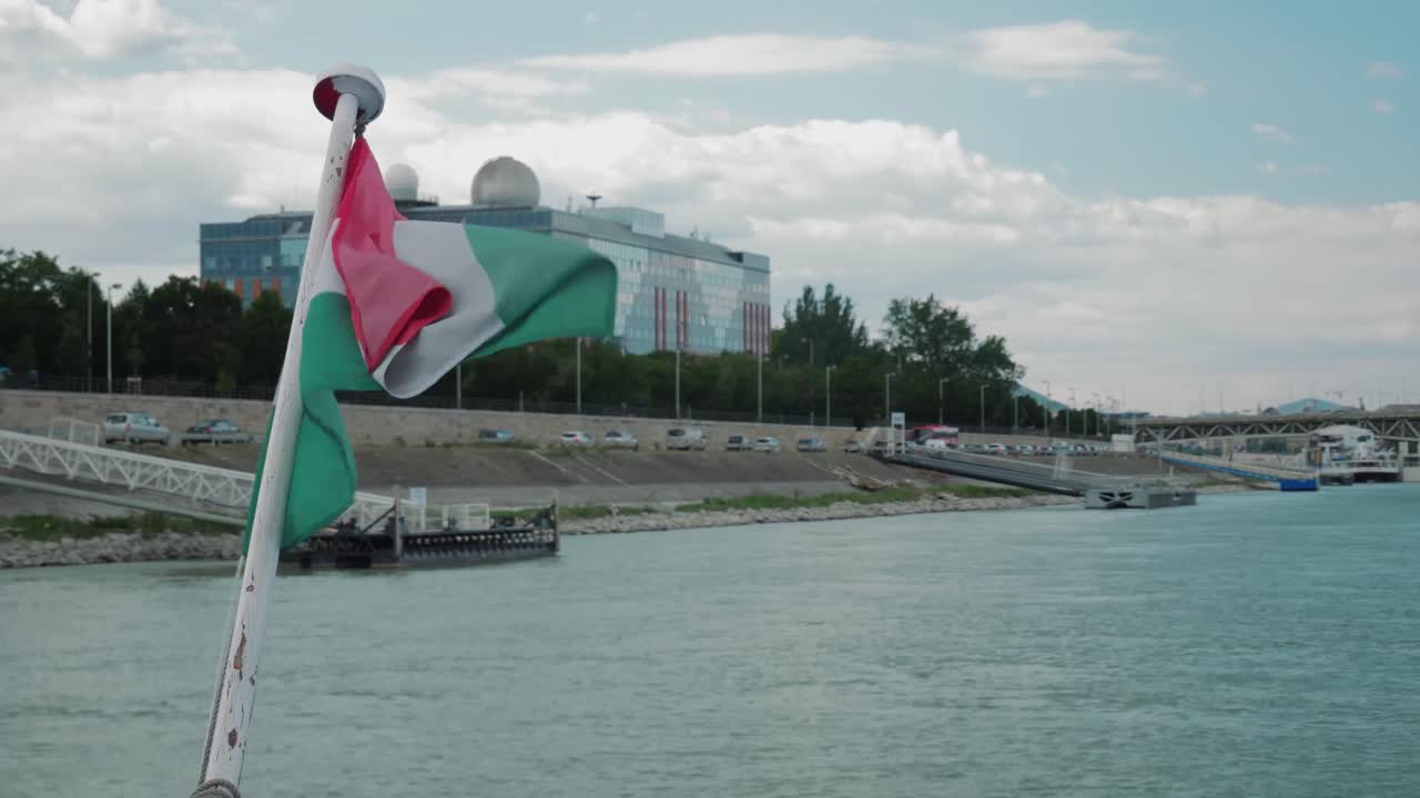 Giro in barca sul Danubio, pomeriggio d'estate, bandiera ungherese sulla barca che vira.
