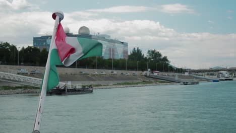 paseo en barco por el danubio, tarde de verano, bandera húngara en el barco girando