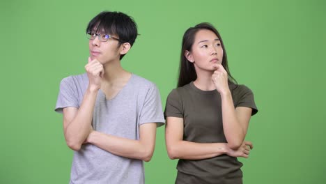 젊은 아시아 커플이 함께 생각하고 있습니다.