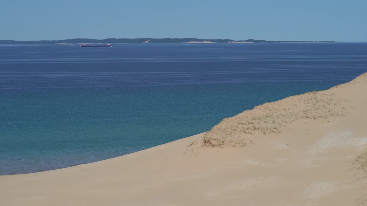 바다를 가로지르는 대형 컨테이너선