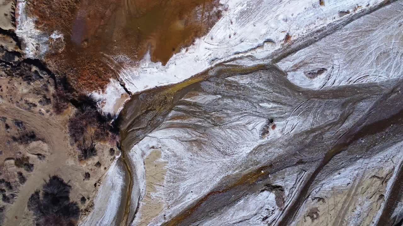 acantilados rocosos con pendientes nevadas en los estados unidos