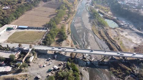 El-Transporte-Y-La-Gente-Cruzan-El-Puente-Principal-De-Havelian-En-Pakistán-Que-Conecta-La-Ciudad-Con-La-Ciudad-De-Abbottabad-En-La-Provincia-De-Khyber-Pakhtunkhwa