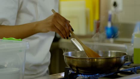 chef preparando comida en la cocina en el restaurante 4k