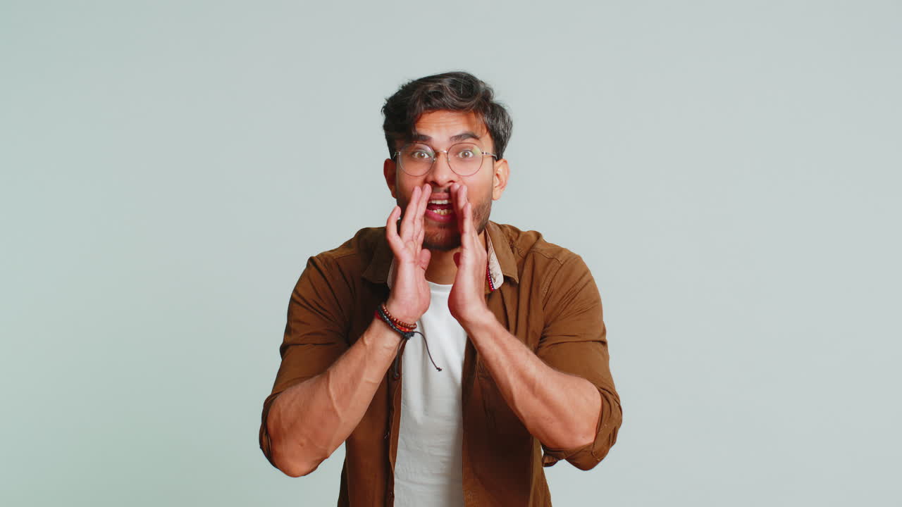 joven indio susurrar noticias rumores con las manos cerca de la boca, compartir chismes, callado, mantener mis secretos