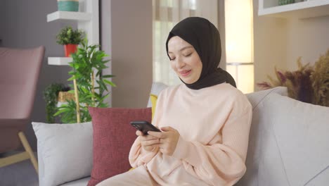 Muslimische-Junge-Frau,-Die-Am-Telefon-SMS-Schreibt.