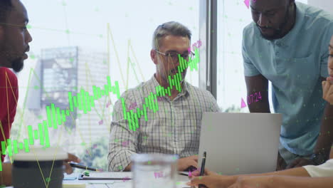 animación de múltiples gráficos con números cambiantes sobre diversos compañeros de trabajo discutiendo informes
