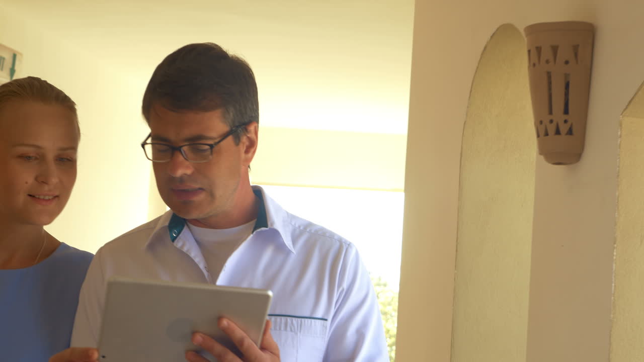 personas de negocios con tabletas caminando por el pasaje