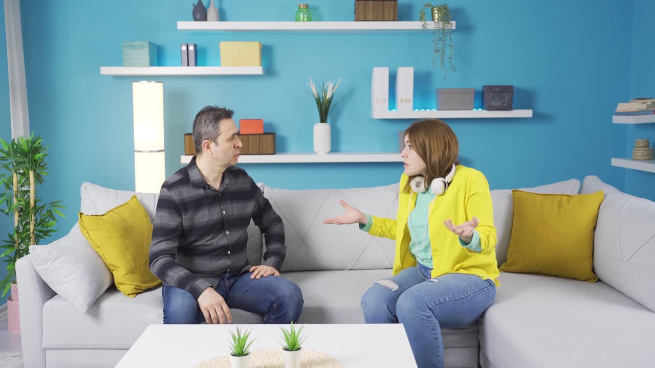 우울증에 걸린 십대 소녀는 아버지와 논쟁하고 집을 떠납니다.