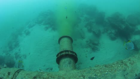 Salida-De-Alcantarillado-Submarino-Que-Descarga-Aguas-Residuales-En-El-Océano