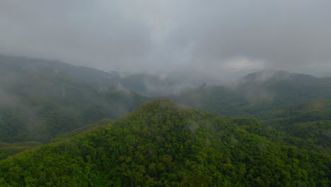 Desde-Las-Nubes-Hasta-Los-Picos,-El-Dron-Captura-La-Impresionante-Belleza-De-Una-Cadena-Montañosa-Tropical