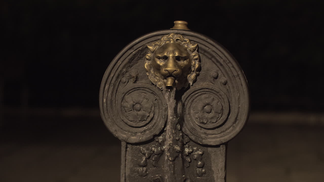 grifo de la calle con agua corriente