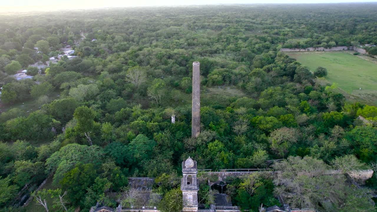 disparo de un dron en una chimenea abandonada en la hacienda de uayalcoh en yucatán