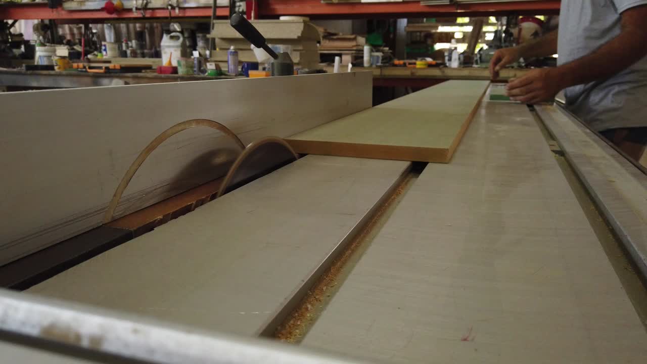 en el multiplex de corte de carpintería para poder construir un banch, droar, closet, table