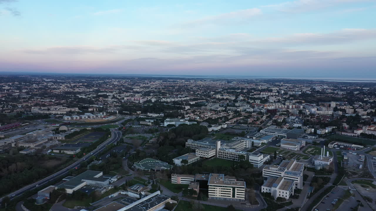 몽펠리에 (montpellier) 에 대한 공중 촬영: 라 모슨 (la mosse) 동네에서 해가 지는 모습