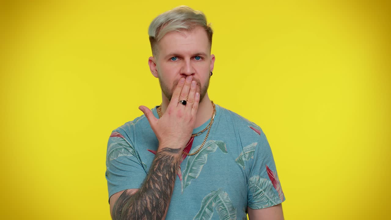 asustado asustado hombre cerrando la boca gestos no, negándose a decir terrible secreto, la verdad