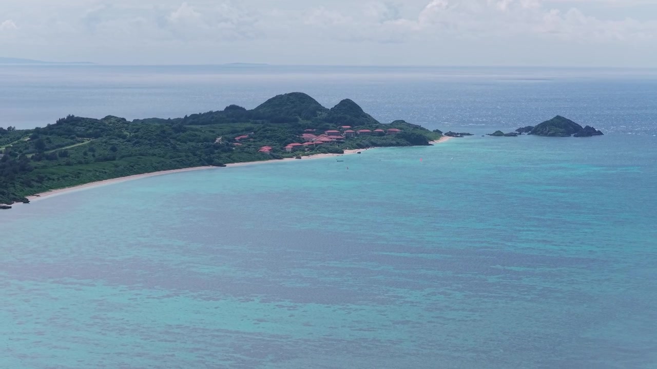 Riprese aeree orizzontali in discesa sopra le acque turchesi e la costa di sabbia bianca della Baia di Kabira vicino a Club Med e Tabaga Beach, Isola di Ishigaki, Okinawa, Giappone