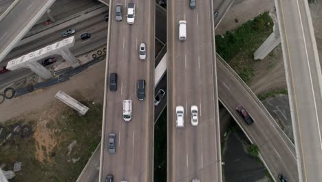 este video trata sobre un lapso de tiempo de tráfico en hora pico en la autopista en houston, texas